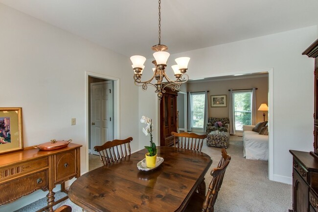 Building Photo - Spacious 4 Bed, 3 Bath Home in Convenientl...