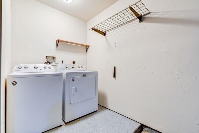 Building Photo - 2107 Collingsfield Dr