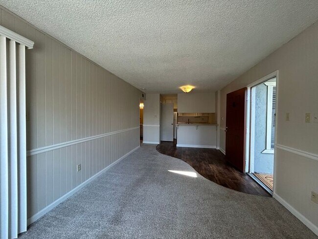 Building Photo - Upstairs Charming 1 bedroom with Large Pat...