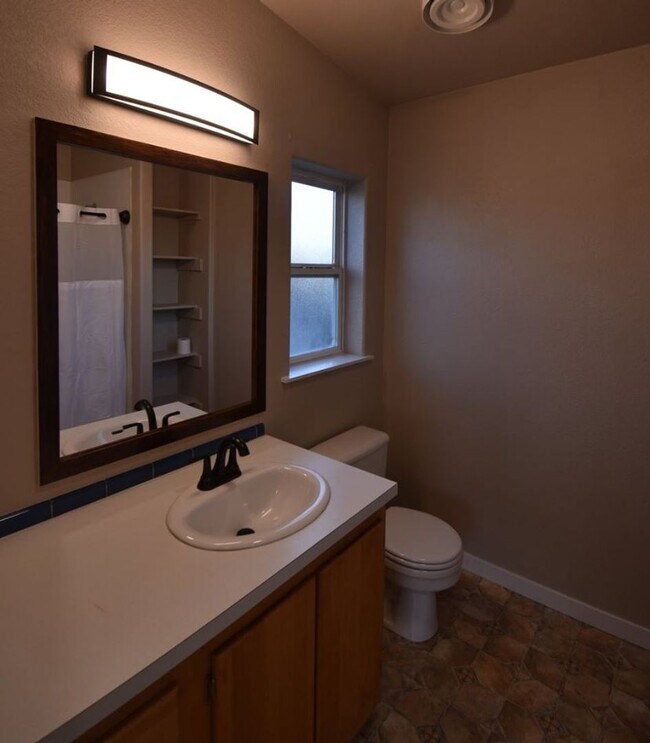 Building Photo - 3 Bedroom House For Rent In The Dalles