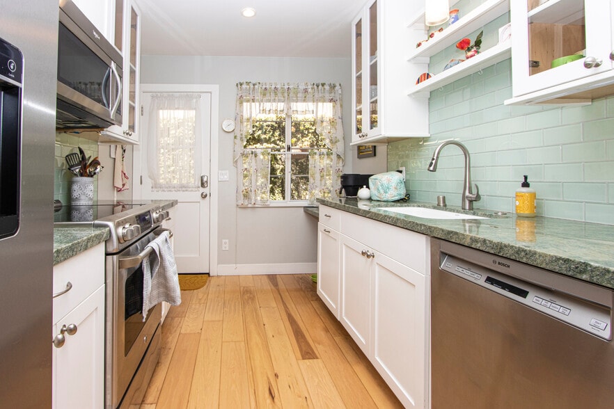 Garbage disposal, dishwasher, glasstop stove, fridge with ice & water - 405 Orilla del Mar