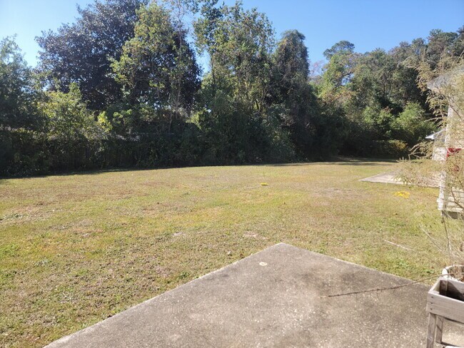 Building Photo - Fantastic location! This end unit offers t...