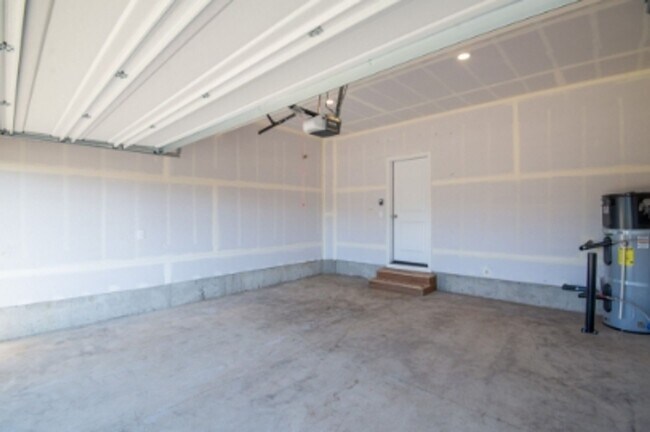 Building Photo - Beautiful newer construction 4 bed, 2.5 ba...