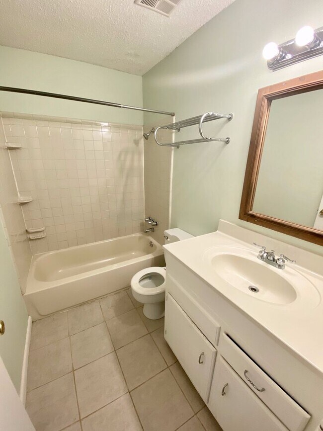 Building Photo - 2/1.5 NE Jackson Townhome