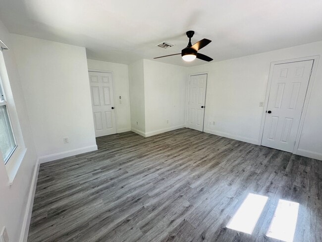 Building Photo - Charming 3 Bed, 2 Bath Oasis: Minutes from...