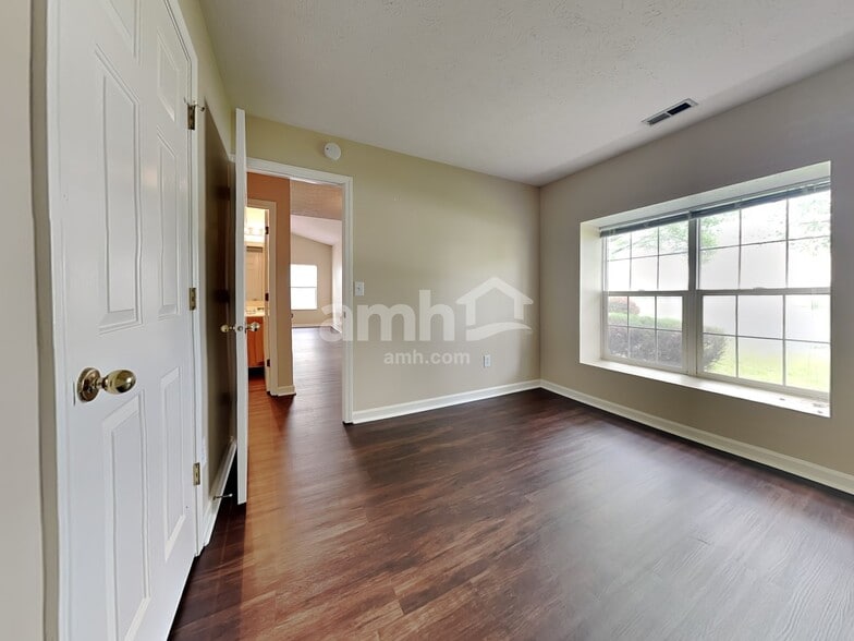 Building Photo - 3201 Creekshore Dr