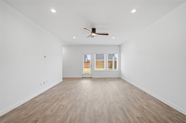 Building Photo - 31638 Featherstone Trl