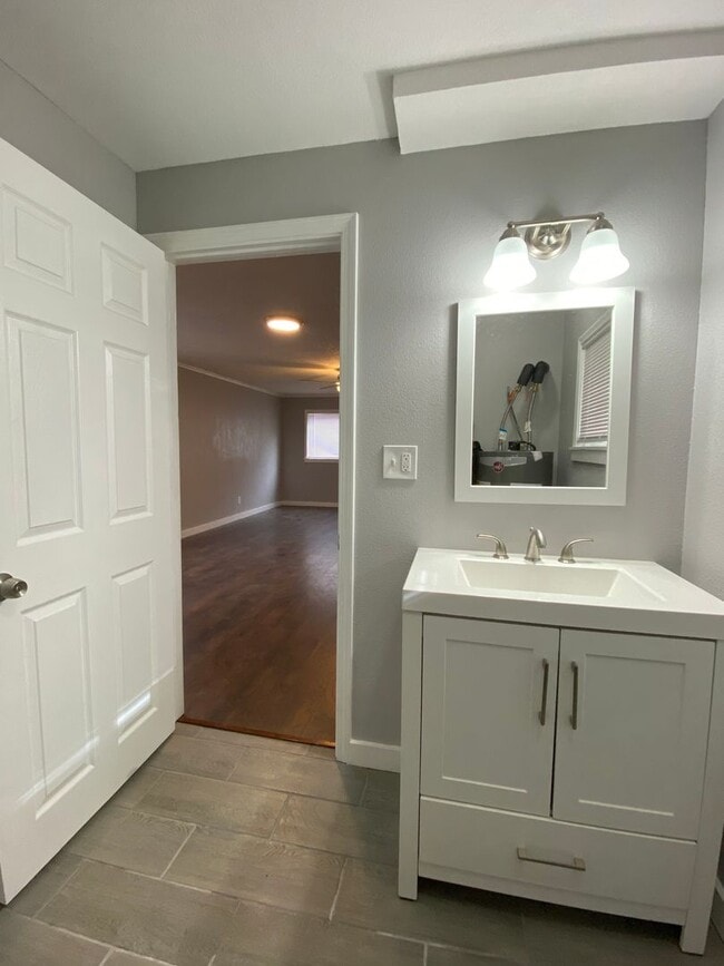 Building Photo - 2 bedroom in West Tulsa!!