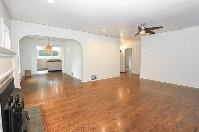 Building Photo - 610 N Olive Ave