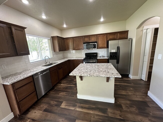 Building Photo - "Charming 4-Bed Home with Granite Accents & Hardwood Elegance in Meridian!"