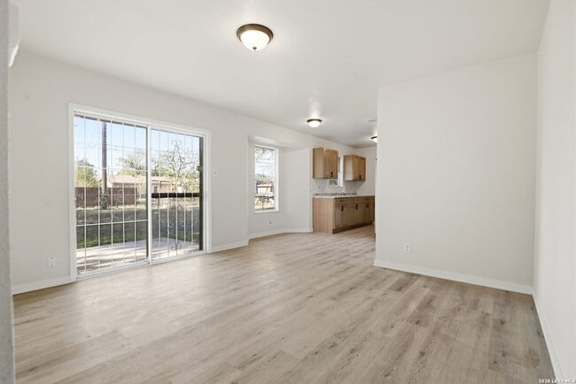 Building Photo - 4606 Hollyspring Dr