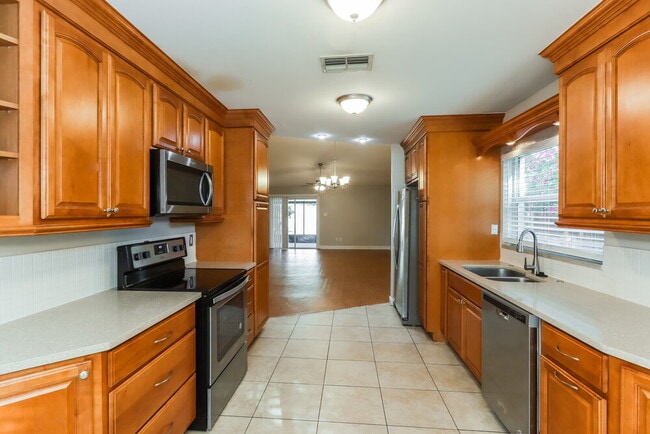 Building Photo - 1710 Spinning Wheel Dr