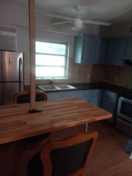 Small kitchen area - 2590 First St