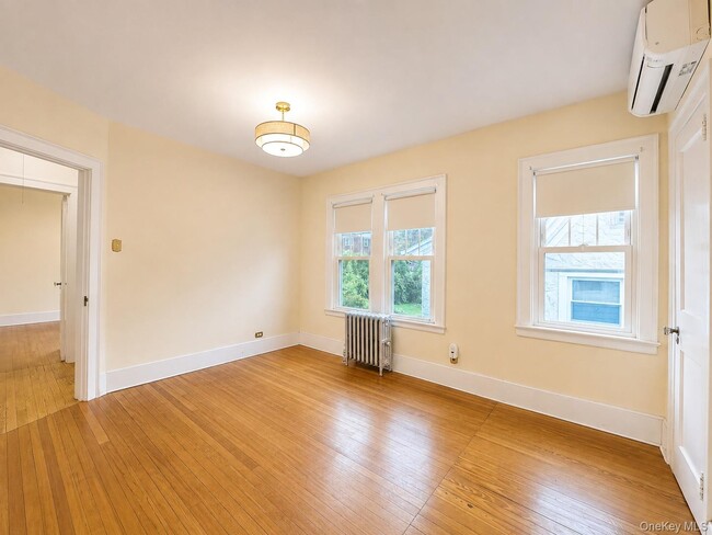 Building Photo - 42 Crestview St