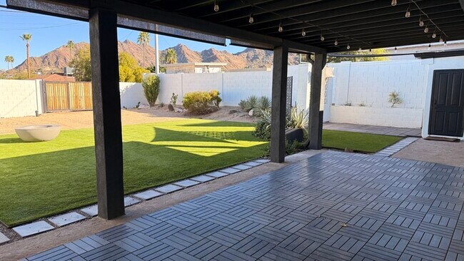 Building Photo - Mountain Views and Huge Yard