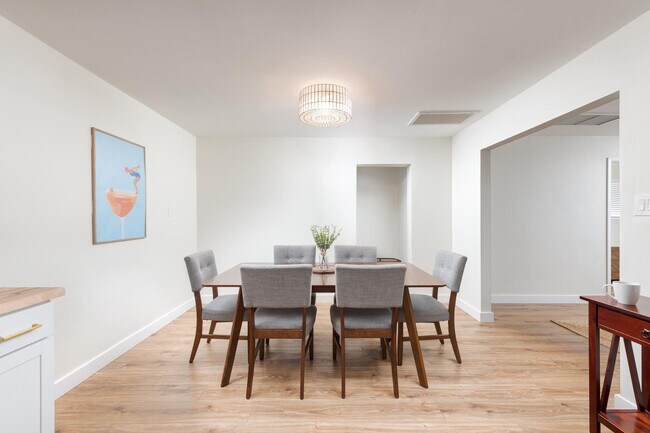 Building Photo - 2237 E Hillery Dr