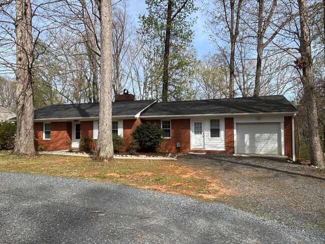 Building Photo - 3 BED, 2 BATH BRICK HOME IN ASHEBORO!