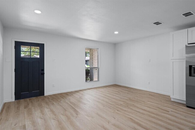 Building Photo - 1700 Deep Wood Dr