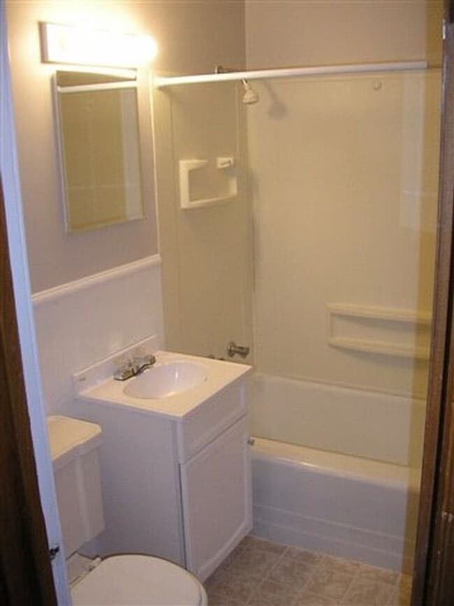 Building Photo - 1 bed 1 bath, 844 square foot home located...