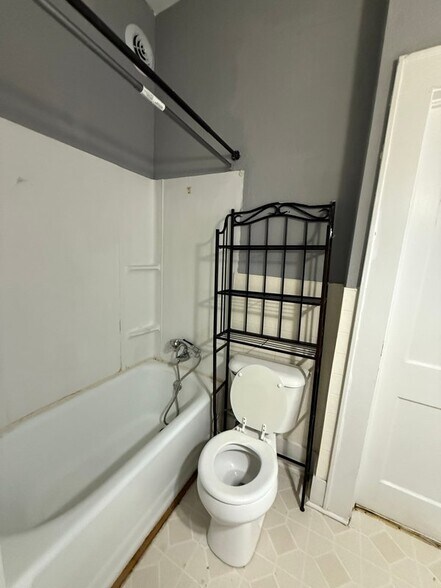 Building Photo - 412 N Church St