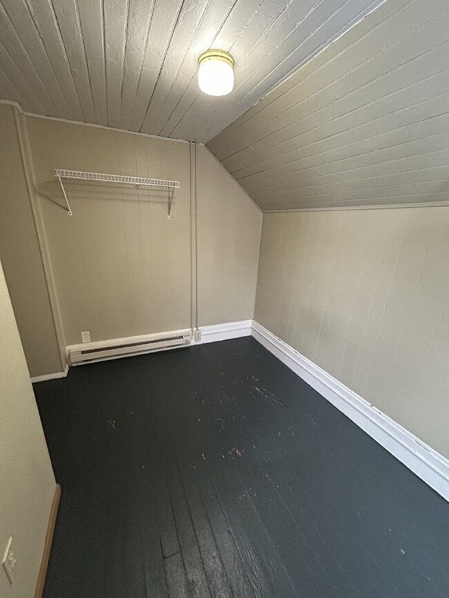 Building Photo - 4 bed 1 bath close to Water St, biking/walking trails, and Sonnentag, Available June 1st!