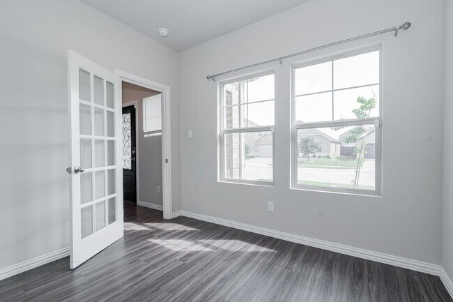 Building Photo - Spacious 3-bedroom, 2.5-bathroom home with...