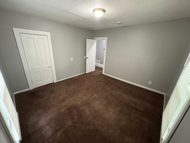 Building Photo - Charming 5-Bed Home Near Campus with Updat...
