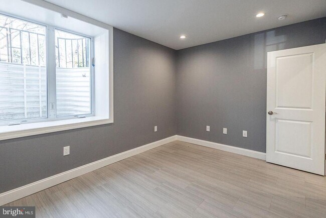 Building Photo - 3030 W Girard Ave