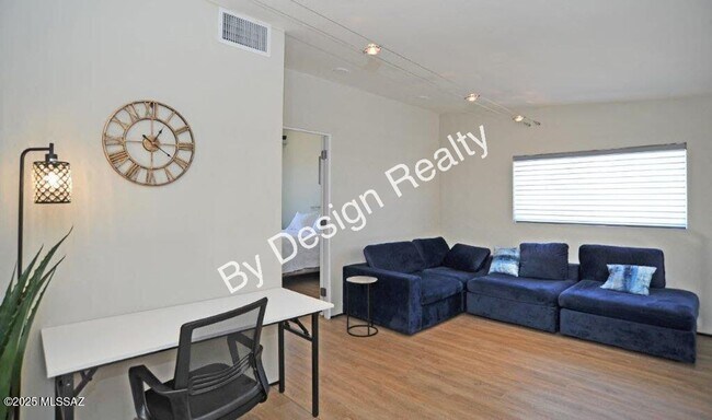 Building Photo - Modern Loft-Style Home in Barrio Metalico