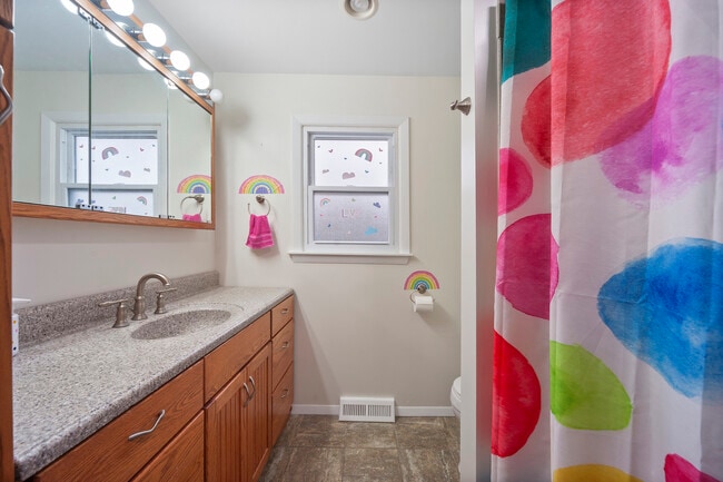 Building Photo - 8 Hampton Ct