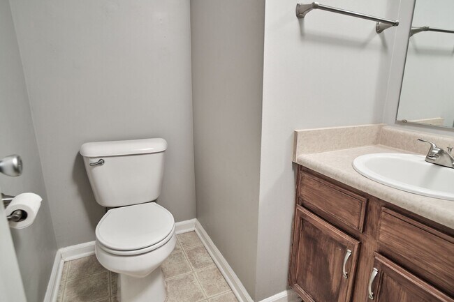 Building Photo - For Rent-4BDRM, 2.5BA Home in Ashwood