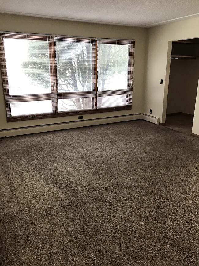 Building Photo - 1618 Maple Grove Rd