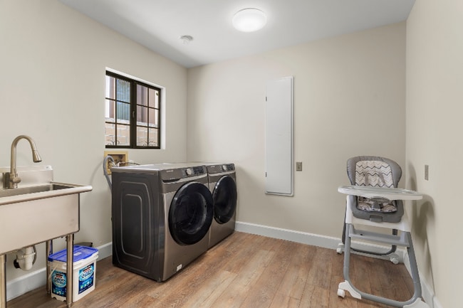 Building Photo - 1015 E Verdugo Ave