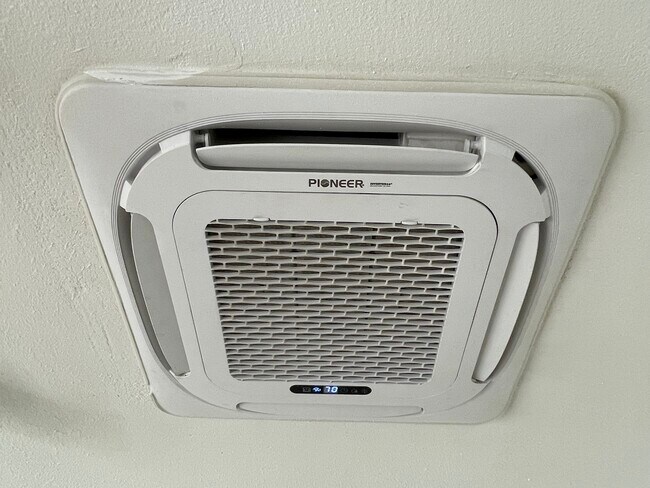 Building Photo - Lake Drive