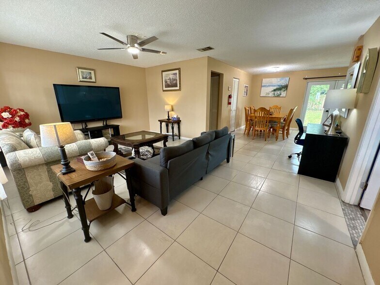 Building Photo - 2147 Sandalwood Dr
