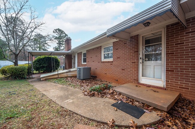 Building Photo - 4 Bedroom Home in Lynchburg