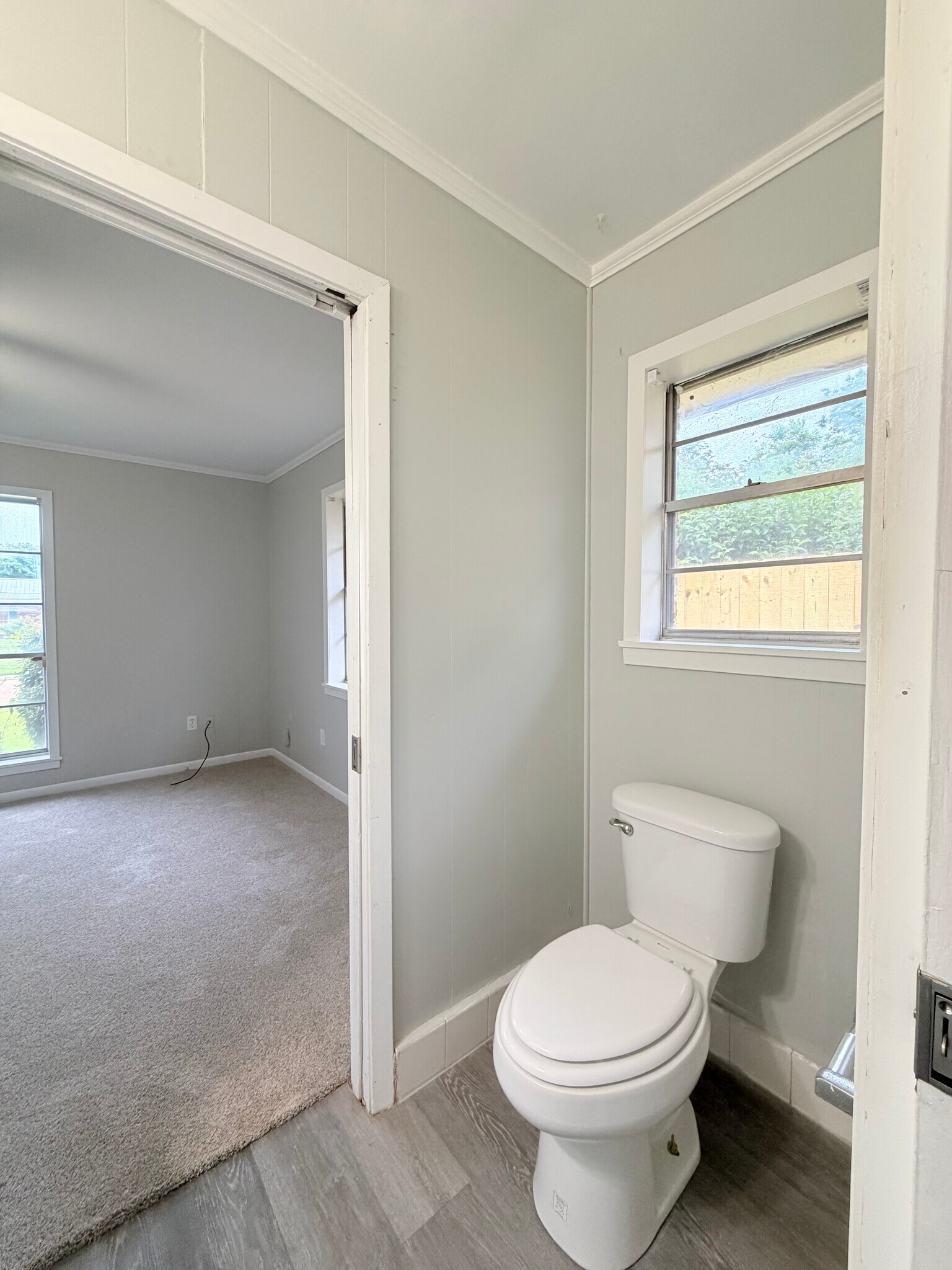 Building Photo - 2204 Greenway Dr