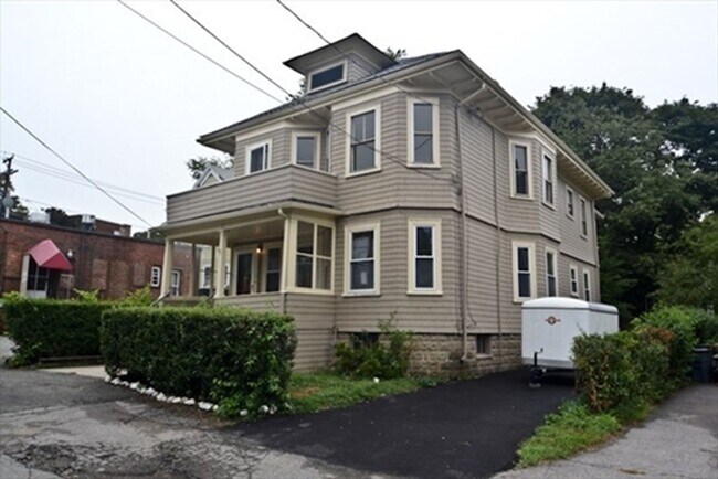 Building Photo - Parking - Free Laundry - Deck - Yard