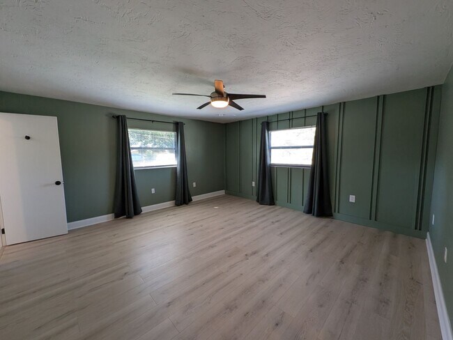 Building Photo - Gorgeous 3/2/2 Home, Great Location