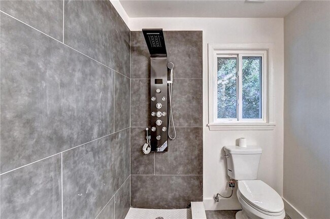 Building Photo - 6085 Glenridge Dr