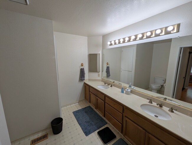 Building Photo - Rare 2/2 Bancroft Village Townhouse Availa...