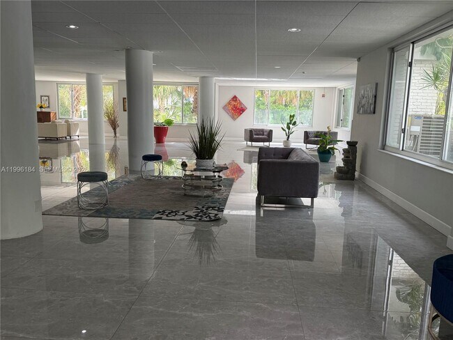 Building Photo - 9700 W Bay Harbor Dr