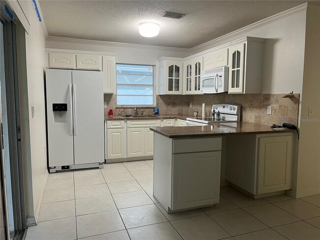 Building Photo - 3021 W Tampa Bay Blvd