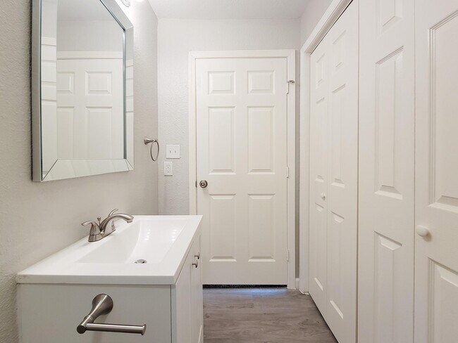 Building Photo - 2810 Forest Oaks Dr