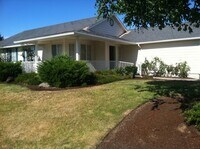 Building Photo - 3 Bedroom Home with Deck and Fenced Yard