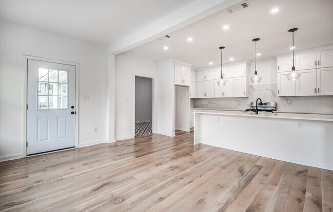 Building Photo - Elegant Midtown Memphis Single-Family Home...