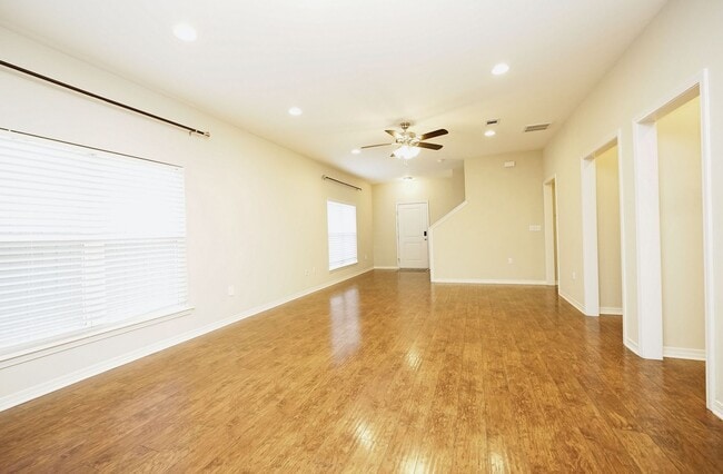 Building Photo - Central Niceville Location