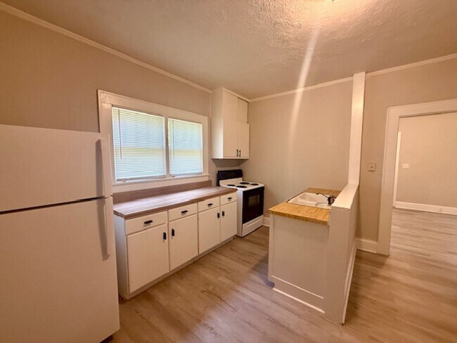 Building Photo - 939/941 S. Church St