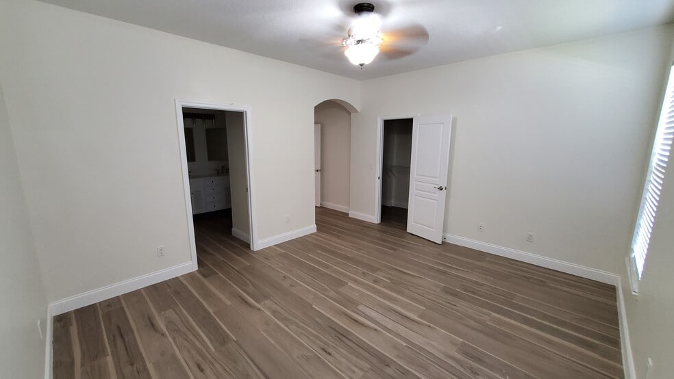 Building Photo - 10751 SW West Park Ave