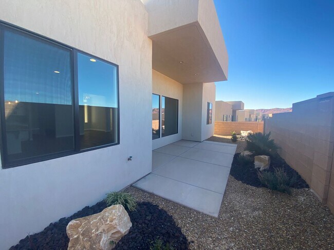 Building Photo - Beautiful home in the Ledges